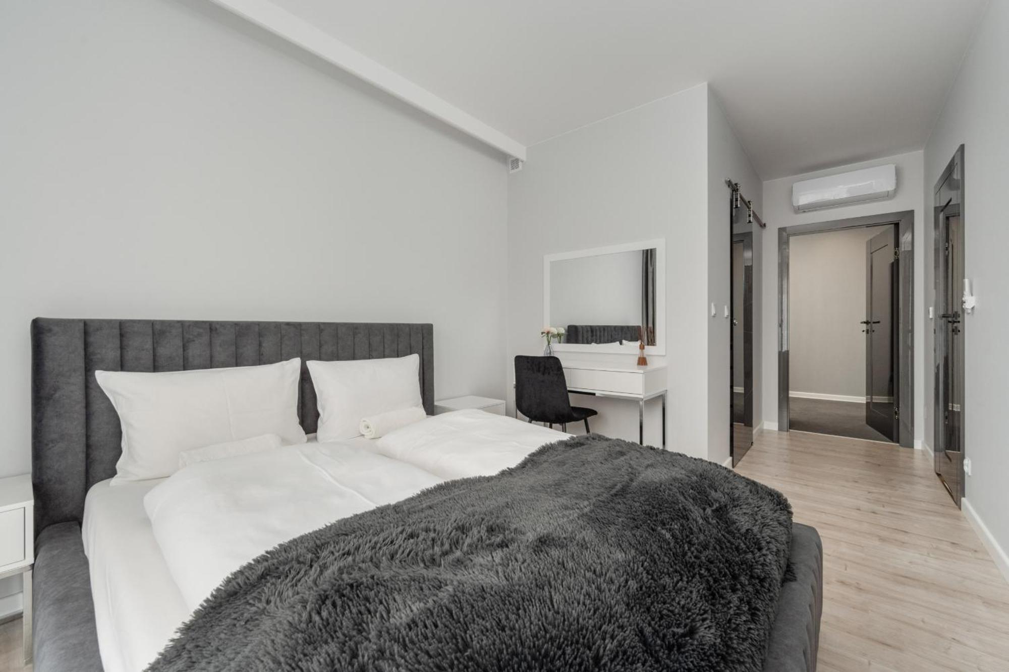 Luksusowy Apartament Z 3 Sypialniami, Klimatyzacja, Parkingiem I Biurkiem We Wroclawiu By Renters Prestige Zewnętrze zdjęcie